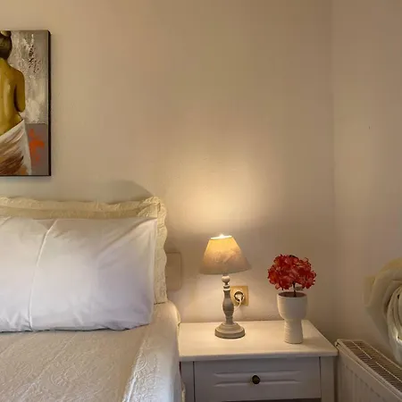Nikita's Apartment, With Seaview 아파트 칼라마키